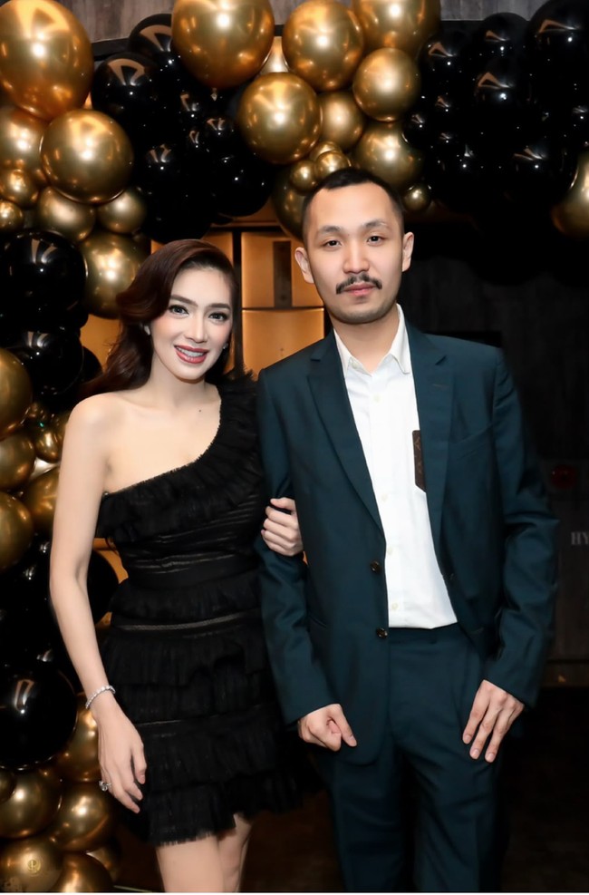 Tampil cantik, Angel memilih kenakan busana hitam, senada dengan Gusti Ega. Gusti Ega tampak memadukan kemeja putih dengan setelan jas. Sementara Angel tampil dalam balutan mini dress one shoulder. Foto: Instagram/@gustiega