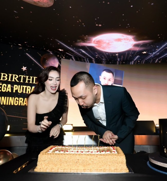 Angel pun terlihat setia mendampingi Gusti Ega selama perayaan ulang tahun tersebut. Seperti saat momen tiup lilin, Angel berdiri di samping Gusti Ega sambil ikut memeriahkan acara. Foto: Instagram/@gustiega