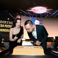 Angel pun terlihat setia mendampingi Gusti Ega selama perayaan ulang tahun tersebut. Seperti saat momen tiup lilin, Angel berdiri di samping Gusti Ega sambil ikut memeriahkan acara. Foto: Instagram/@gustiega