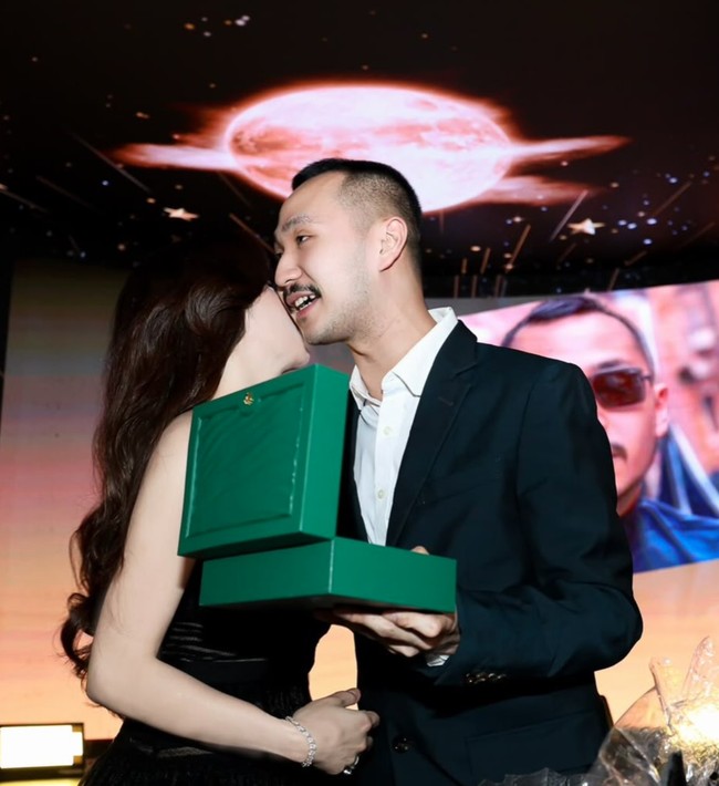 Tak kalah bikin salfok, Angel menghadiahkan jam tangan mewah Rolex untuk keksihnya. Jam tersebut dibungkus dalam kotak hijau khas merek mewah asal Swiss tersebut. Foto: Instagram/@gustiega