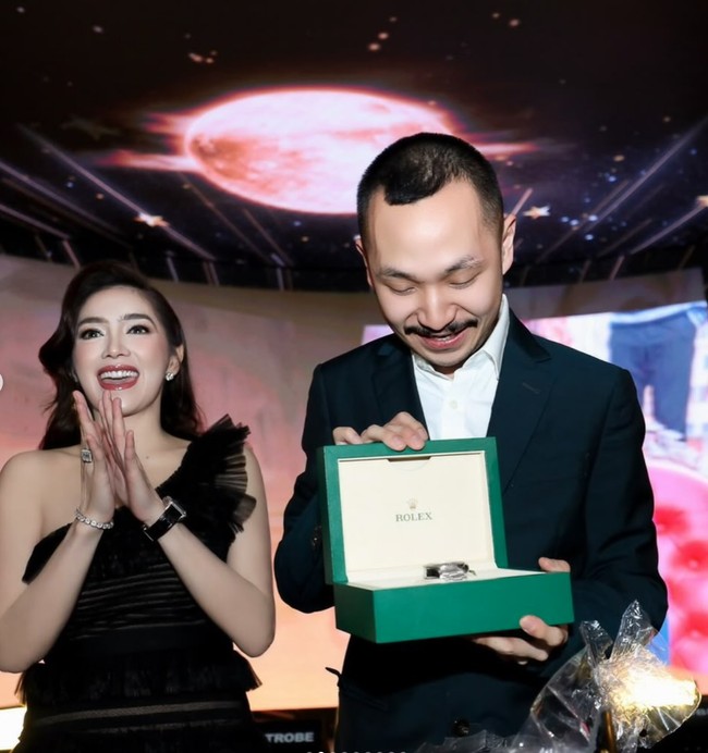 Kehidupan Angel Karamoy dan Gusti Ega memang dikenal glamor dan serba bermerek. Dari unggahan-unggahannya diketahui bahwa Angel juga sudah sering mendapatkan hadiah barang-barang berharga fantastis dari kekasihnya itu. Foto: Instagram/@gustiega