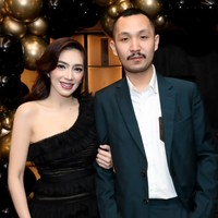 Unggahan Angel dan Gusti Ega pun langsung meendapat banyak komentar. Tak sedikit yang ikut mengucapkan selamat ulang tahun. Foto: Instagram/@gustiega
