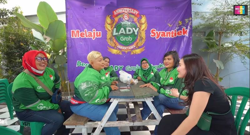 Ayu Ting Ting bersiap melaju usai berbincang dengan para mitra pengemudi perempuan Grab.