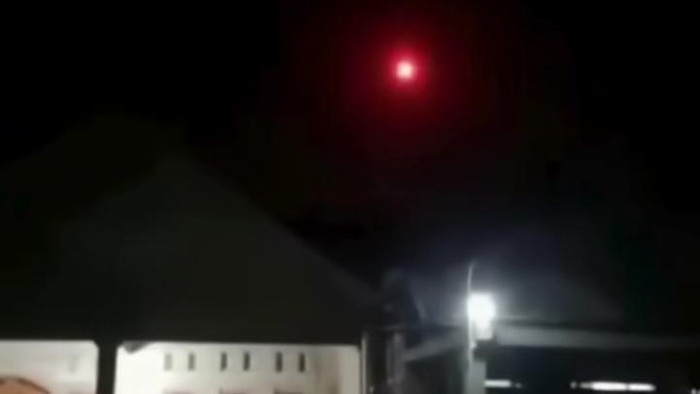 Tangkapan layar bola api merah yang viral.