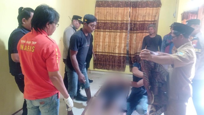 Tukang cuci ompreng MBG ditemukan tewas bunuh diri dalam rumahnya di Rejotangan, Tulungagung karena terlilit utang pinjol