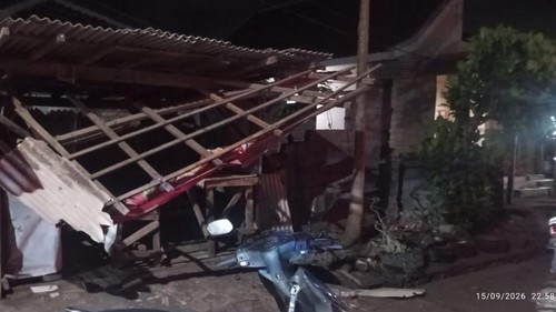 Warung milik salah seorang warga Gilimanuk rusak karena ditabrak bus besar yang lewat gang untuk menuju Pelabuhan Gilimanuk, Selasa (15/9/2026).