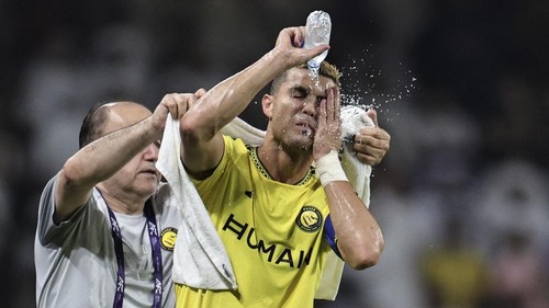 Nassrs Portuguese forward #07 Cristiano Ronaldo splashes water on his face during the AFC Champions League Elite (ACL) football match between Al-Ain and Al-Nassr at the Azza Bin Zayed stadium in Al-Ain on September 15, 2026. (Photo by Fadel SENNA / AFP)