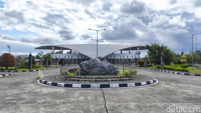 Mimika Sport Complex menjadi tempat anak-anak Papua menempa kemampuan dan mengejar mimpi menjadi pesepakbola profesional. Di tengah fasilitas dan program pembinaan yang terintegrasi, mereka berlatih, belajar, dan membangun karakter untuk membawa nama
