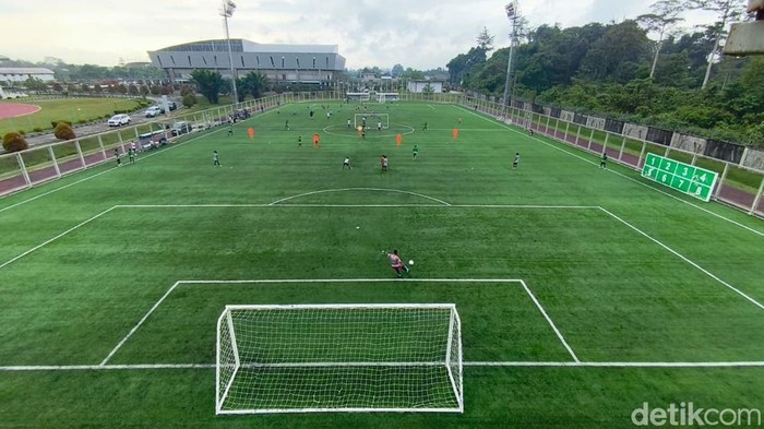 Mimika Sport Complex menjadi tempat anak-anak Papua menempa kemampuan dan mengejar mimpi menjadi pesepakbola profesional. Di tengah fasilitas dan program pembinaan yang terintegrasi, mereka berlatih, belajar, dan membangun karakter untuk membawa nama Papua ke level yang lebih tinggi.