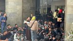 Mahasiswa UINSA Demo Rektorat