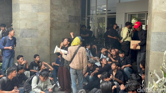 demo mahasiswa Uinsa Surabaya