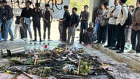 Mereka membentangkan banner dan membawa sejumlah poster berisi kritik serta tuntutan terhadap kepemimpinan kampus.