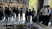 Mereka menolak Akh. Muzakki kembali menjabat sebagai rektor dan mendesak Muzakki turun dari jabatannya. Para mahasiswa menilai, dua periode kepemimpinan Muzakki belum membawa perubahan yang baik bagi mahasiswa dan juga kampus.