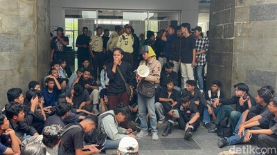 Mahasiswa UINSA Demo Rektorat