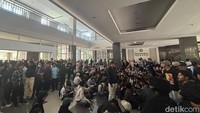 Penolakan terhadap Muzakki sebelumnya juga disuarakan mahasiswa dalam aksi pada 15 Juli 2026, ketika mereka meminta transparansi dalam proses pemilihan rektor.
