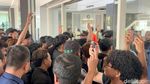 Mahasiswa UINSA Demo Rektorat