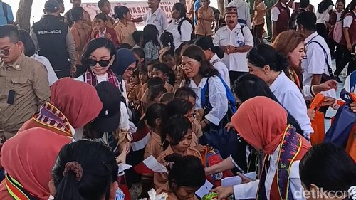 Penasihat Dharma DWP Kemensos, Fatma Saifullah Yusuf (ke-3 dari kiri) di Labuan Bajo, Rabu (16/9/2026) sore.(Ambrosius Ardin)