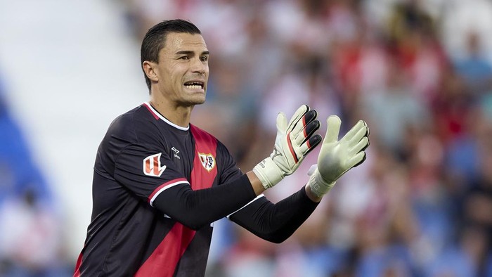 MADRID, SPAIN - SEPTEMBER 15: Emil Audero of Rayo Vallecano reacts during the LaLiga EA Sports 2026/27 match between Rayo Vallecano de Madrid and RCD Espanyol de Barcelona at Ontime Butarque Stadium on September 15, 2026 in Madrid, Spain. (Photo by A