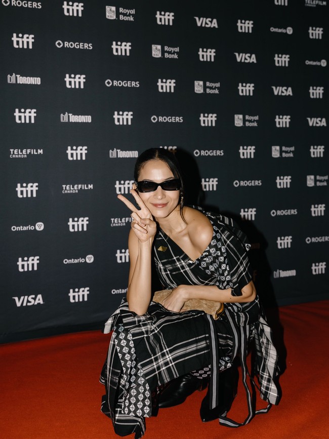 Pilihan busananya terasa relevan dengan film yang dipromosikannya. Empat Musim Pertiwi berkisah tentang Pertiwi, perempuan yang kembali ke kampung halaman setelah menjalani hukuman penjara dan harus menghadapi kembali trauma serta masa lalunya. (Foto: Instagram/@putrimarino)