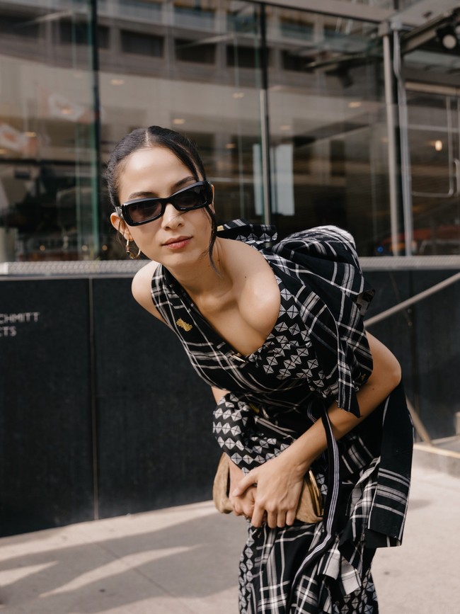 Rambutnya ditata sederhana dengan gaya sleek dan sebagian helai dibiarkan membingkai wajah. Makeup juga tampak relatif natural sehingga perhatian tetap tertuju pada busananya. Foto: Instagram/@putrimarino