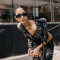 Rambutnya ditata sederhana dengan gaya sleek dan sebagian helai dibiarkan membingkai wajah. Makeup juga tampak relatif natural sehingga perhatian tetap tertuju pada busananya. Foto: Instagram/@putrimarino