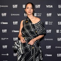 Gaya Edgy Putri Marino di Toronto Film Festival 2026, Pakai Terusan Asimetris