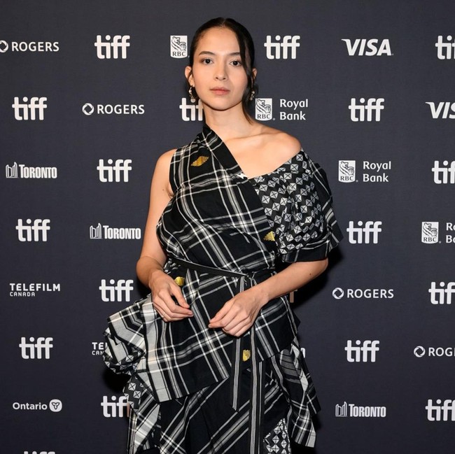 Gaya Edgy Putri Marino di Toronto Film Festival 2026, Pakai Terusan Asimetris