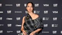 Gaya Edgy Putri Marino di Toronto Film Festival 2026, Pakai Terusan Asimetris