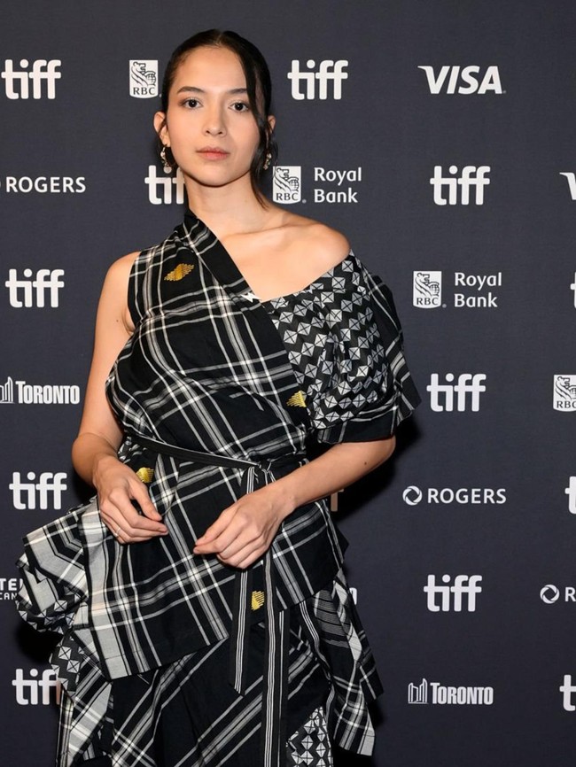 Gaya Edgy Putri Marino di Toronto Film Festival 2026, Pakai Terusan Asimetris