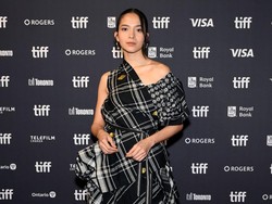 Gaya Edgy Putri Marino di Toronto Film Festival 2026, Pakai Terusan Asimetris