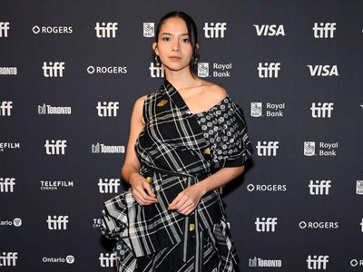 Gaya Edgy Putri Marino di Toronto Film Festival 2026, Pakai Terusan Asimetris