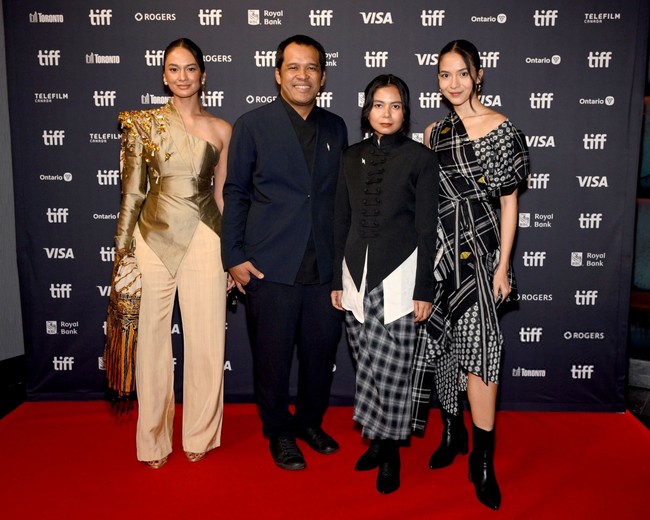Putri Marino menjadi salah satu wajah Indonesia yang hadir di Toronto International Film Festival (TIFF) 2026 baru-baru ini. Aktris 33 tahun tersebut datang untuk memperkenalkan film terbaru Kamila Andini, Empat Musim Pertiwi, yang menjalani world premiere dalam program Centrepiece TIFF. Foto: Instagram/@redseafilm