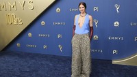 Shailene Woodley Mewah Pakai Balenciaga di Emmy 2026, Bikin Netizen Terbelah