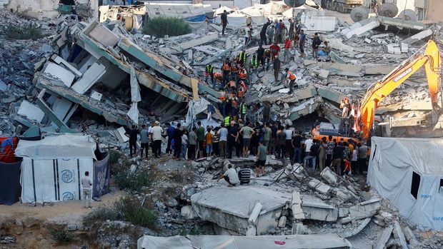 People gather as Civil Defence workers attempt to rescue those who are trapped beneath the rubble of a residential building that had been damaged in an earlier Israeli strike during the war and collapsed on Wednesday, in Gaza City, September 16, 2026. REUTERS/Mahmoud Issa