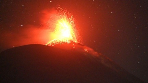 Gunung Ile Lewotolok di Kabupaten Lembata, Nusa Tenggara Timur (NTT) meletus sebanyak 270 kali pada 24 jam terakhir, pukul 00.00-24.00 Wita, Selasa (15/9/2026). Foto: PVMB
