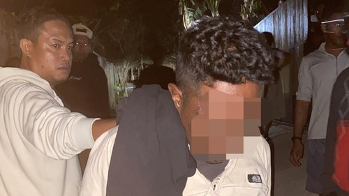 Guru olahraga berinisial AM saat ditangkap polisi setelah merekam seorang perempuan mandi di Kota Kupang, NTT, Selasa (15/9/2026). (Dok. Polresta Kupang Kota)