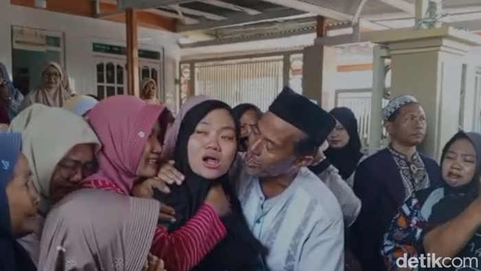 Istri Rian, ABK KM Virgo yang tewas, menangis saat jenazah suaminya datang