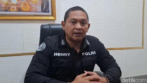 Kabid Humas Polda NTT Kombes Henry Novika Chandra saat diwawancarai di kantornya, Rabu (16/8/2026).