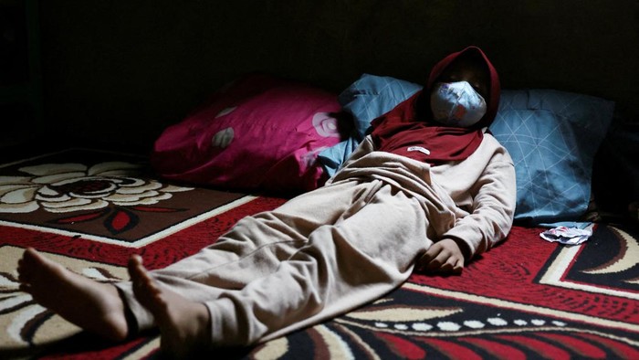 Mimi Marlina, 45, gives a medicine to her daughter inside their home, amid haze from wildfires, in Kubu Raya, West Kalimantan province, Indonesia, September 14, 2026. REUTERS/Ajeng Dinar Ulfiana