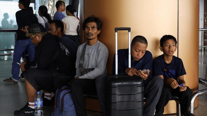 Passengers stand with their luggage at Supadio International Airport, as haze from wildfires blankets the area and disrupts flights, in Kubu Raya, West Kalimantan province, Indonesia, September 15, 2026. REUTERS/Ajeng Dinar Ulfiana