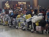 Kabut Asap Karhutla Ganggu Penerbangan di Bandara Supadio