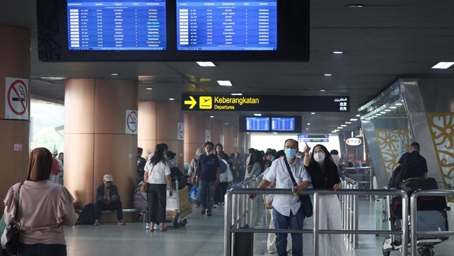 Hujan Belum Pulihkan Udara, Bandara Supadio Salurkan Masker-Susu ke Relawan Api