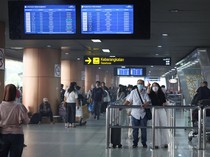 Hujan Belum Pulihkan Udara, Bandara Supadio Salurkan Masker-Susu ke Relawan Api