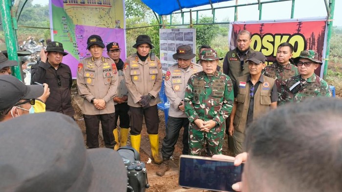 Kapolda Riau dan Pangdam XIX/Tuanku Tambusai memantau penanganan karhutla dan gelar Salat istisqo di Inhil, Rabu (16/9/2026).