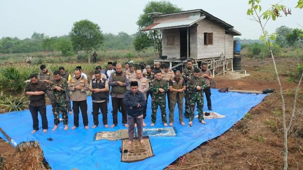 Kapolda Riau dan Pangdam XIX/Tuanku Tambusai memantau penanganan karhutla dan gelar Salat istisqo di Inhil Kapolda Riau dan Pangdam XIX/Tuanku Tambusai memantau penanganan karhutla dan gelar Salat istisqo di Inhil, Rabu (16/9/2026).