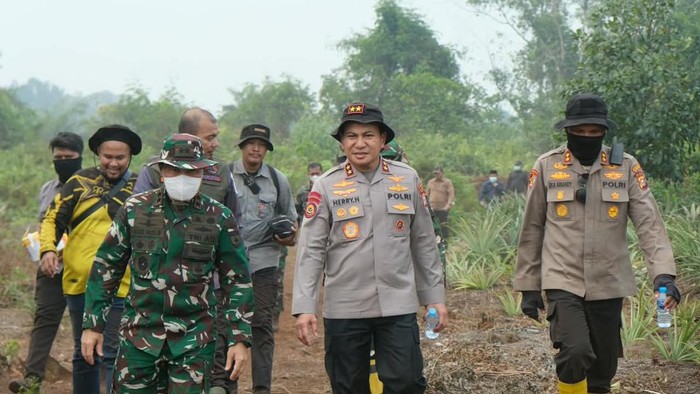 Kapolda Riau dan Pangdam XIX/Tuanku Tambusai memantau penanganan karhutla dan gelar Salat istisqo di Inhil, Rabu (16/9/2026).
