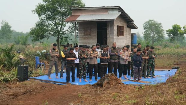 Kapolda Riau dan Pangdam XIX/Tuanku Tambusai memantau penanganan karhutla dan gelar Salat istisqo di Inhil, Rabu (16/9/2026).