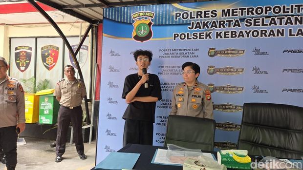 Kapolsek Kebayoran Lama Kompol Seala Syah Alam menyerahkan motor yang dicuri pasutri kepada pemilik (Taufiq/detikcom)