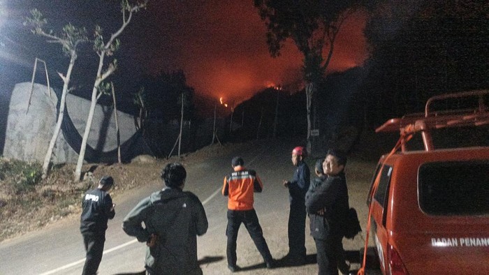 Kebakaran di Puncak Gunung Wilis dilihat dari wilayah Nganjuk