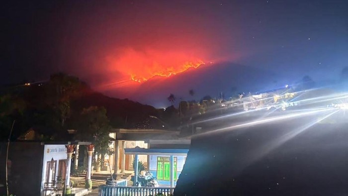 Kebakaran di Puncak Gunung Wilis dilihat dari wilayah Nganjuk
